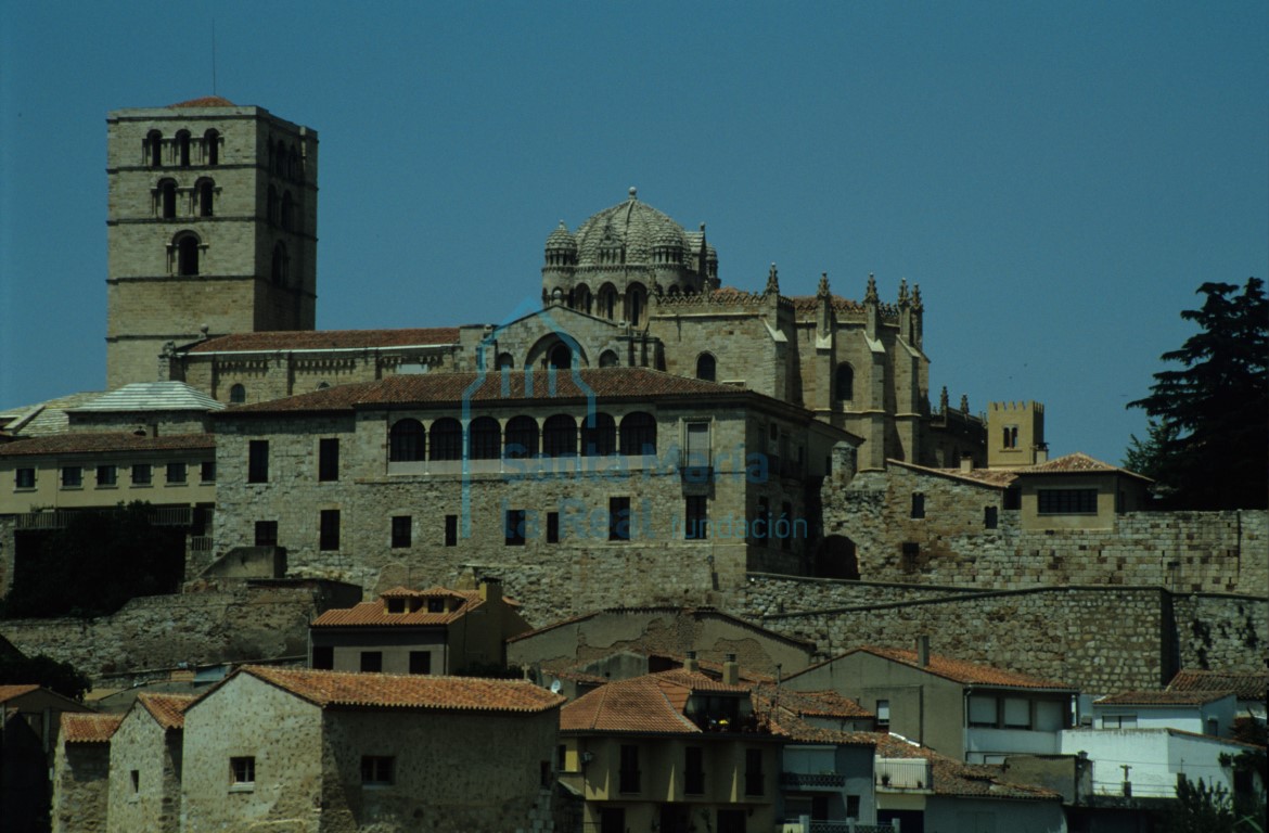 Vista general de la Casa del Cid junto a la catedral