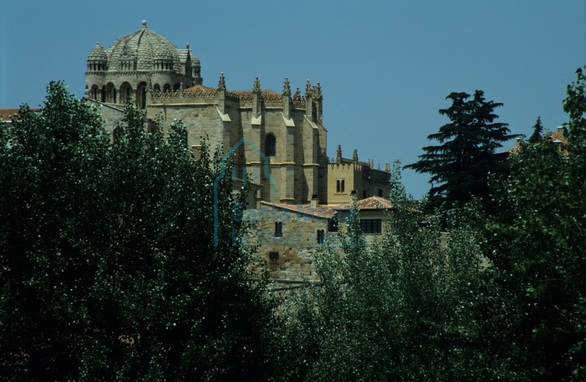 Panorámica de la Casa del Cid junto a la catedral Panorámica de la Casa del Cid junto a la catedral