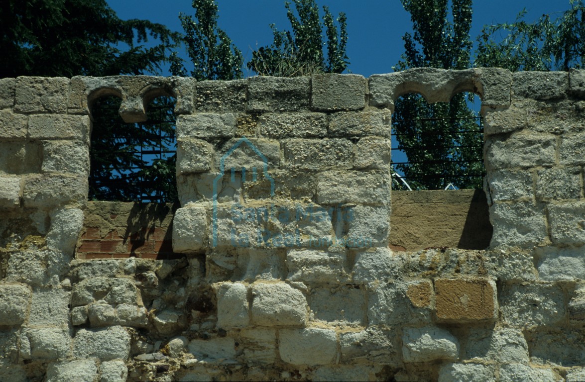 Detalle de dos ventanas ajimezadas en la fachada meridional