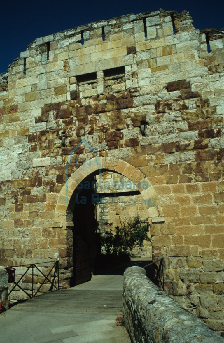 Vista de una de las entradas del castillo