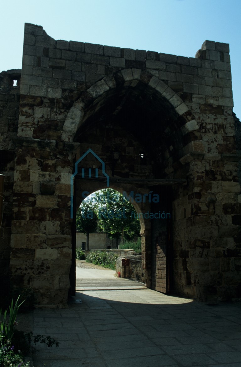 Puerta de entrada en la muralla del castillo