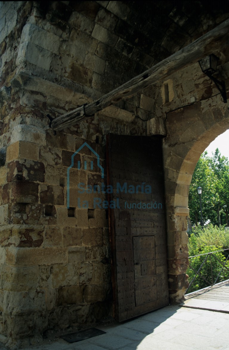 Puerta de entrada a las murallas del castillo