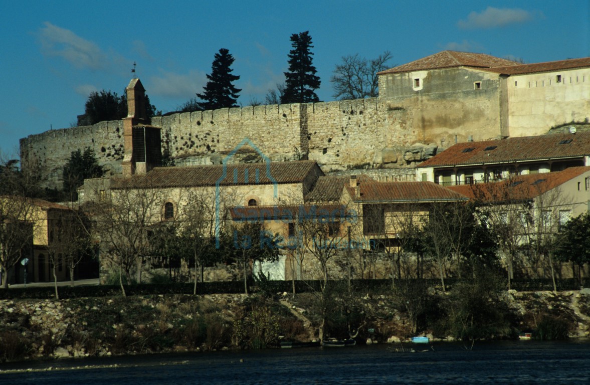 Vista de las murallas y San Claudio de Olivares