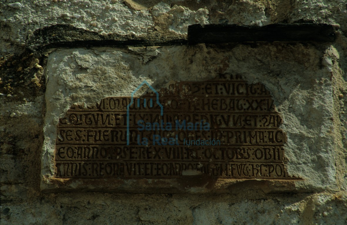 Inscripción en la Puerta del Obispo