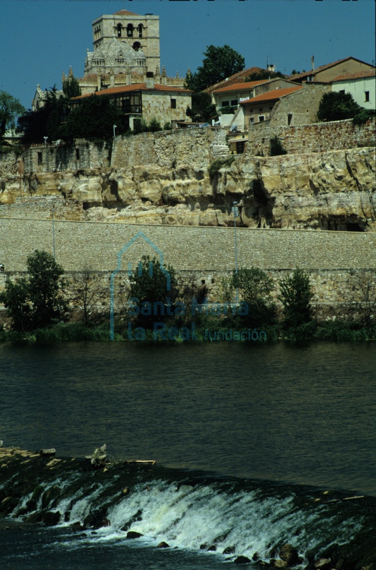 Vista del primer recinto de la muralla