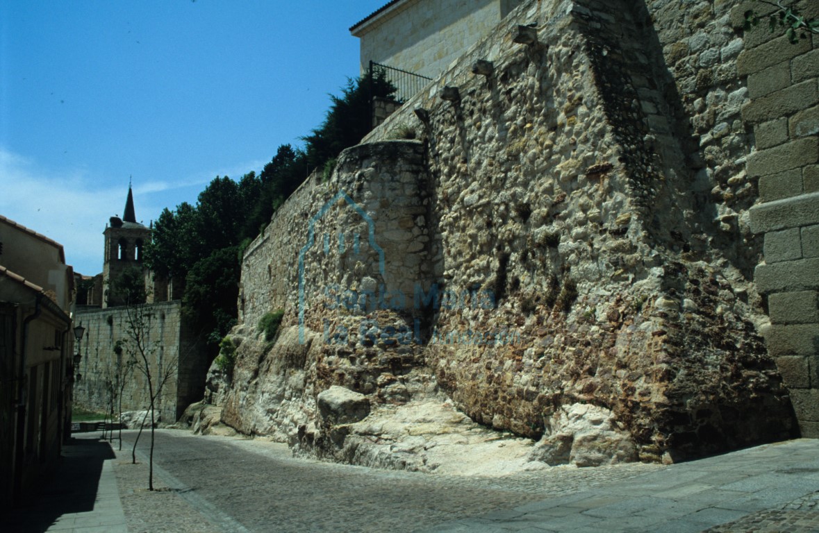 El primer recinto entre la iglesia de San Cebrián y la calle de los Herreros