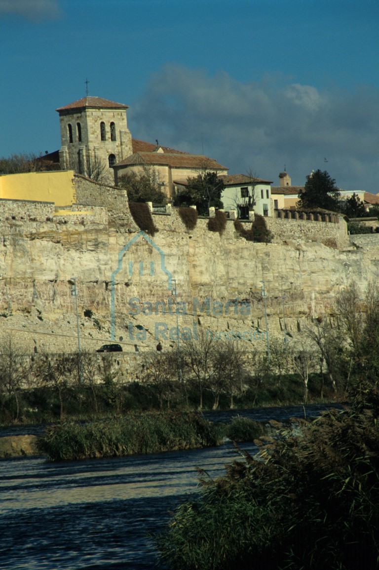 Detalle de las murallas y de San Ildefonso