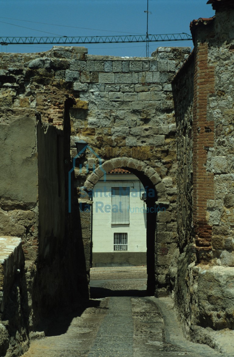 Interior de la Puerta de doña Urraca en el primer recinto