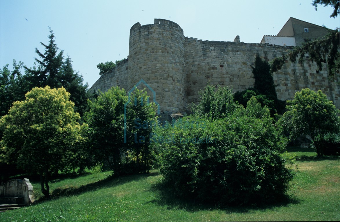 Vista del primer recinto de la muralla