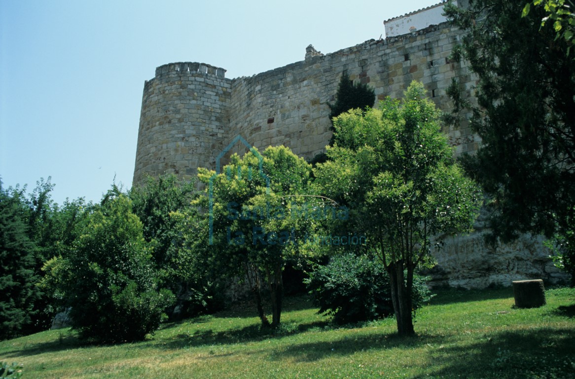 Vista del primer recinto de la muralla