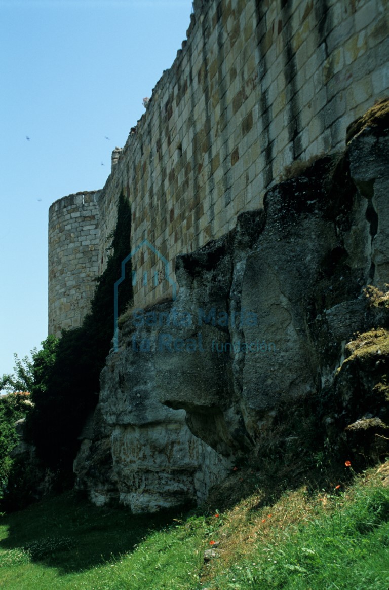 Vista del primer recinto de la muralla