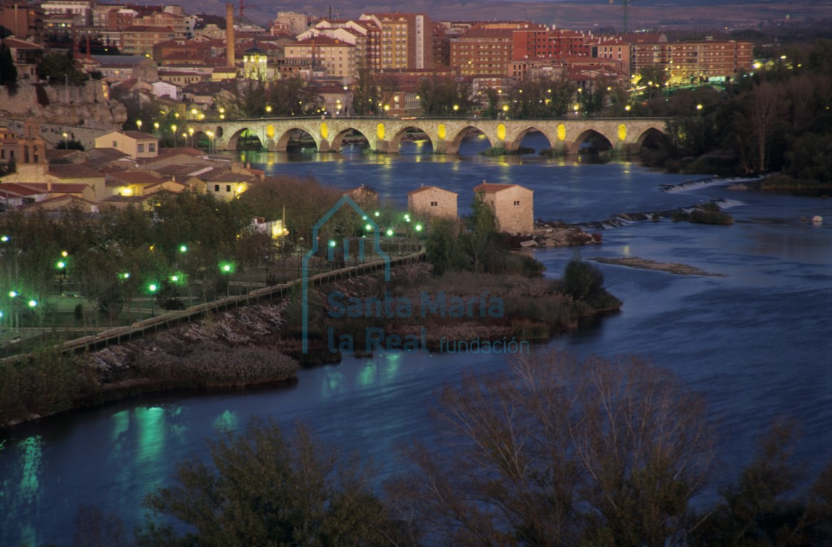 Casco histórico de la ciudad, con el Puente de Piedra y los restos del Puente Viejo
