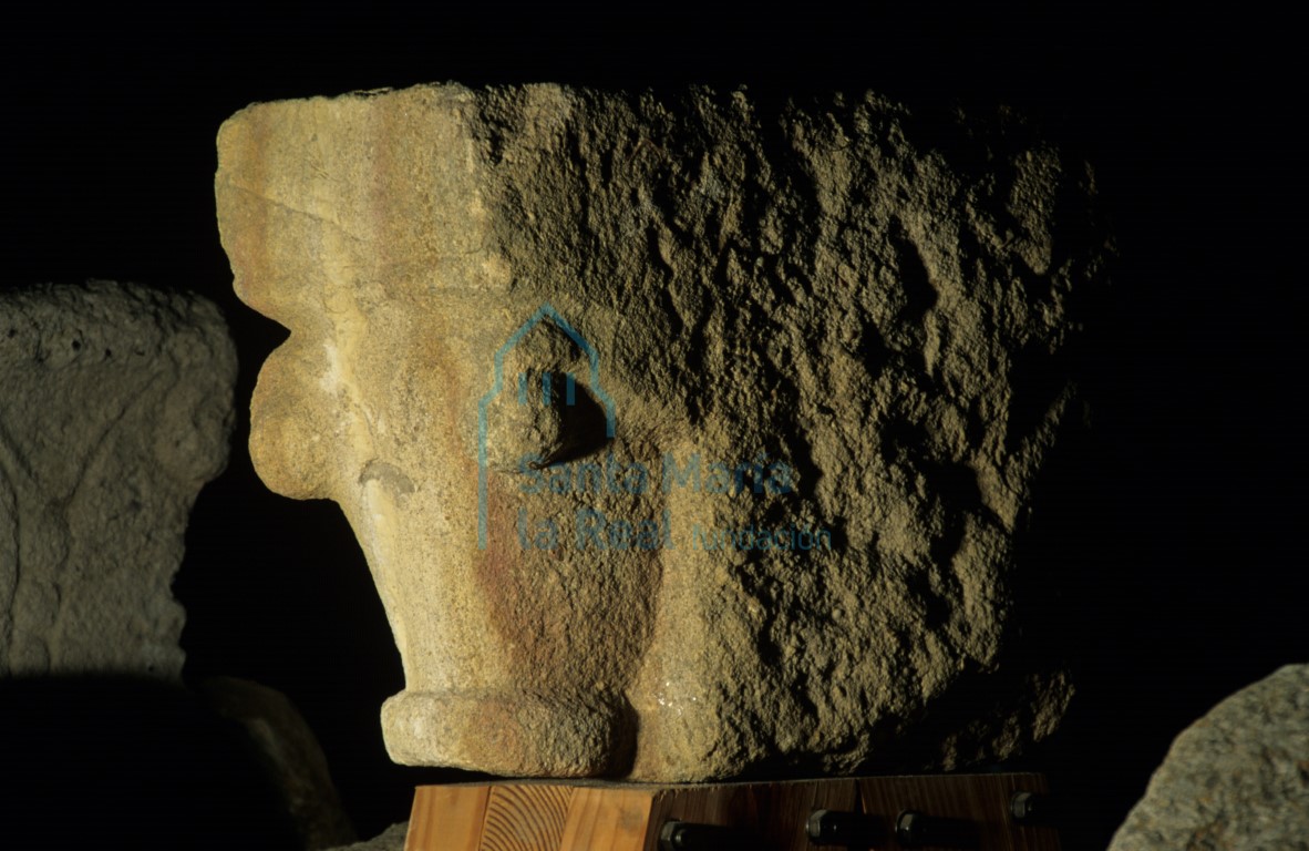 Canecillo de cesta lisa rematado con tallos ondulantes y bolas