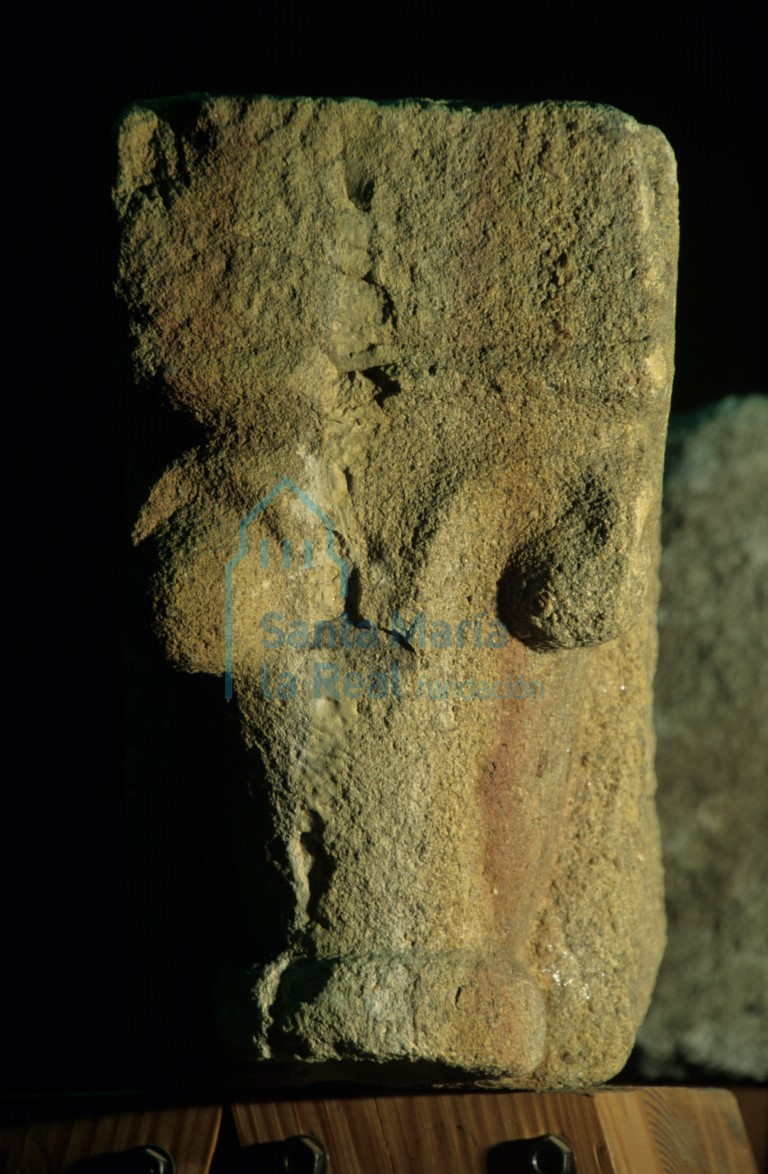 Canecillo de cesta lisa rematado con bolas