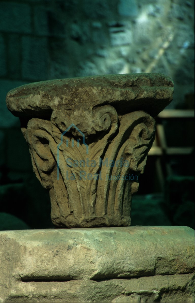 Capitel decorado con motivos vegetales
