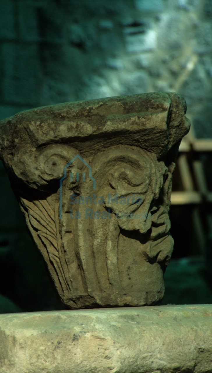 Capitel decorado con motivos vegetales