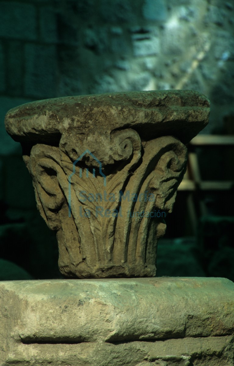 Capitel decorado con motivos vegetales