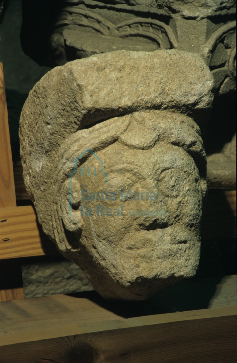Canecillo. Cabeza masculina imberbe