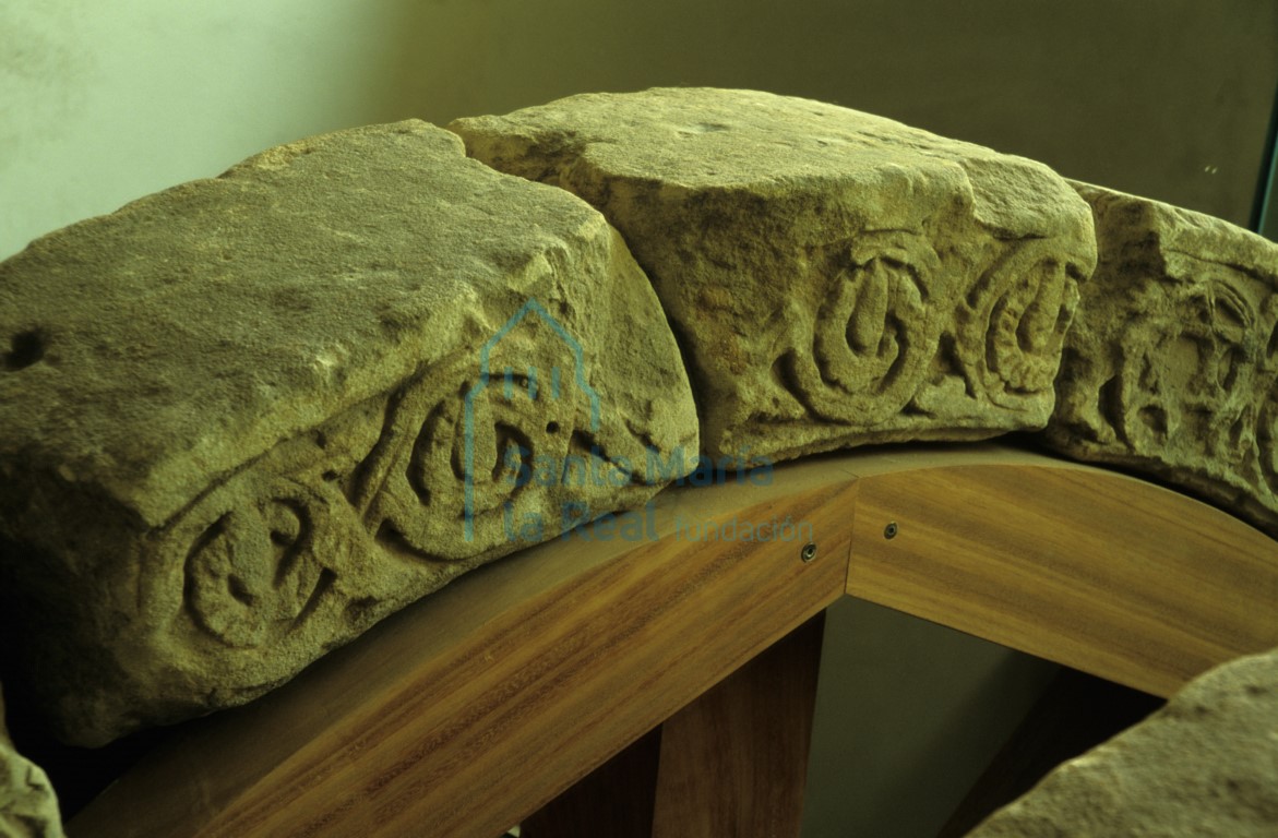 Detalle de las dovelas del arco del antiguo convento de San Jerónimo