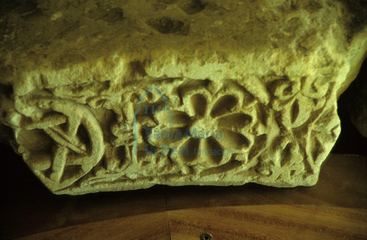 Detalle de una dovela del arco del antiguo convento de San Jerónimo