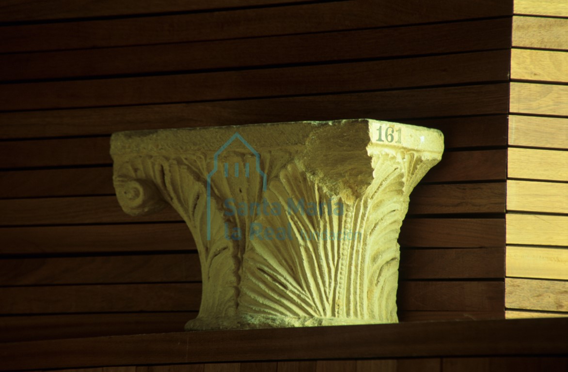 Capitel decorado con anchas hojas de acanto