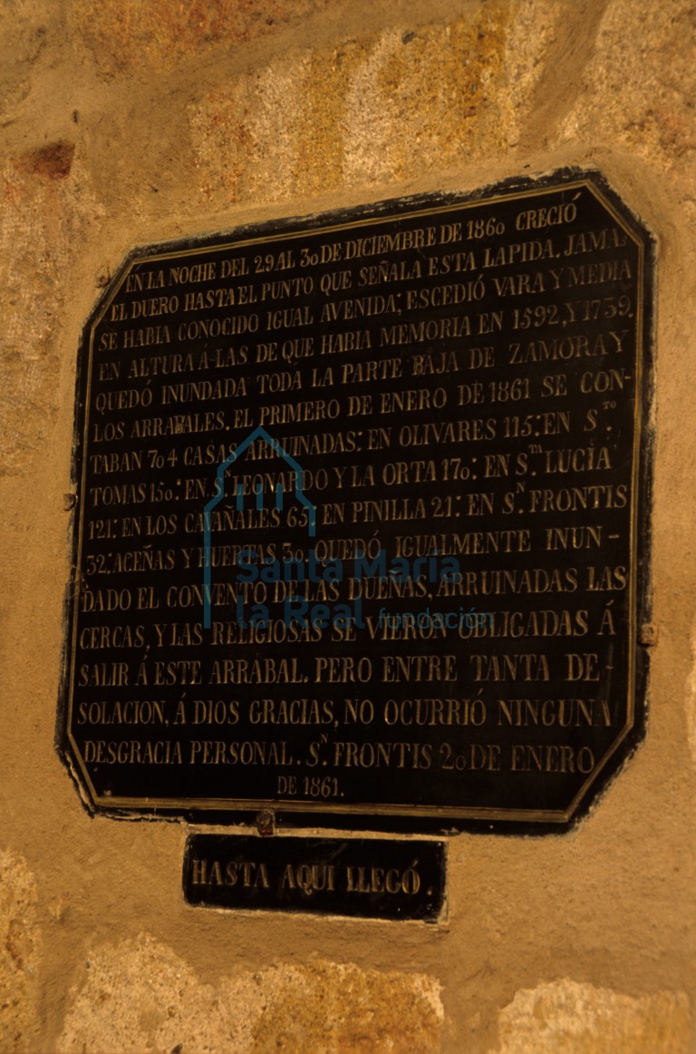 Lápida en el interior del templo, junto al epitafio de Aldovino