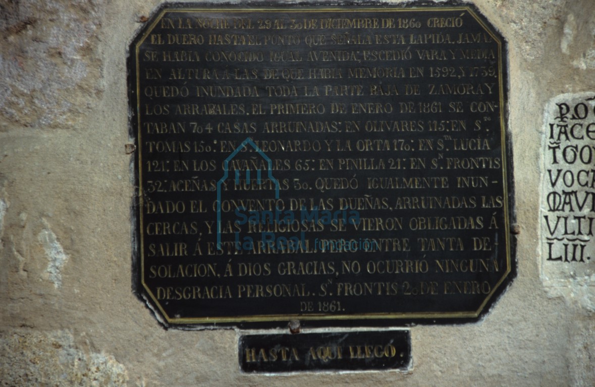 Lápida en el interior del templo, junto al epitafio de Aldovino