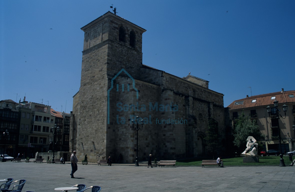Vista de la iglesia desde el noreste