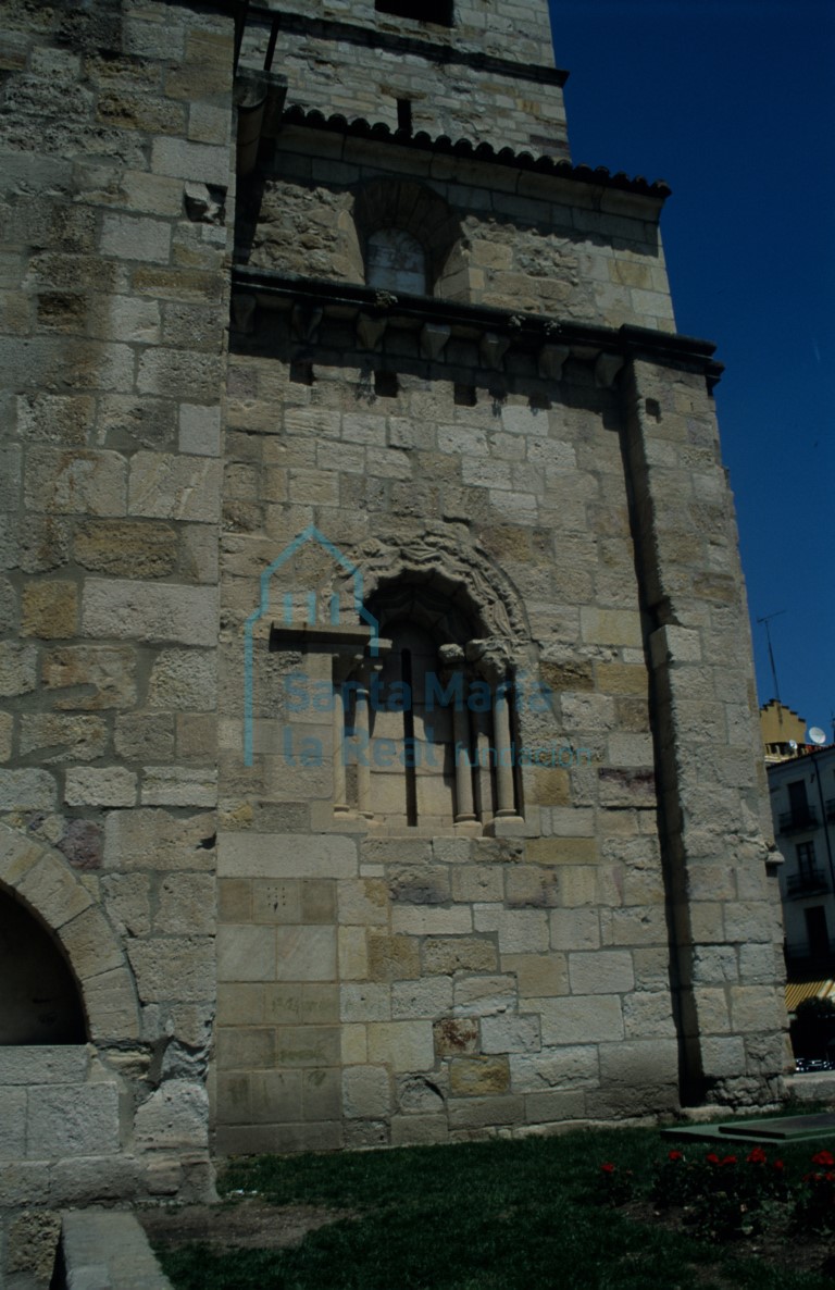 Ventana sur del ábside de la epístola