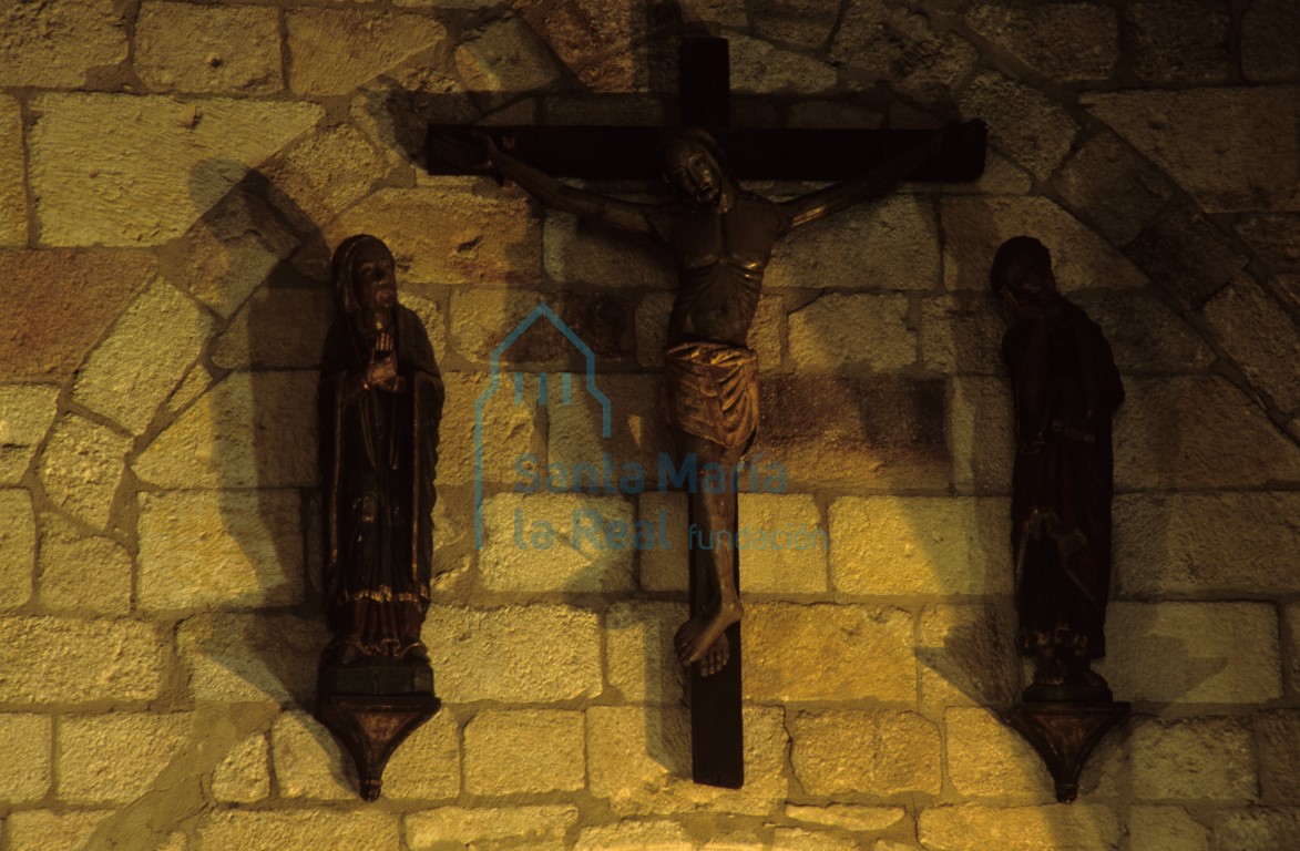 Tallas de Cristo crucificado, María y Juan