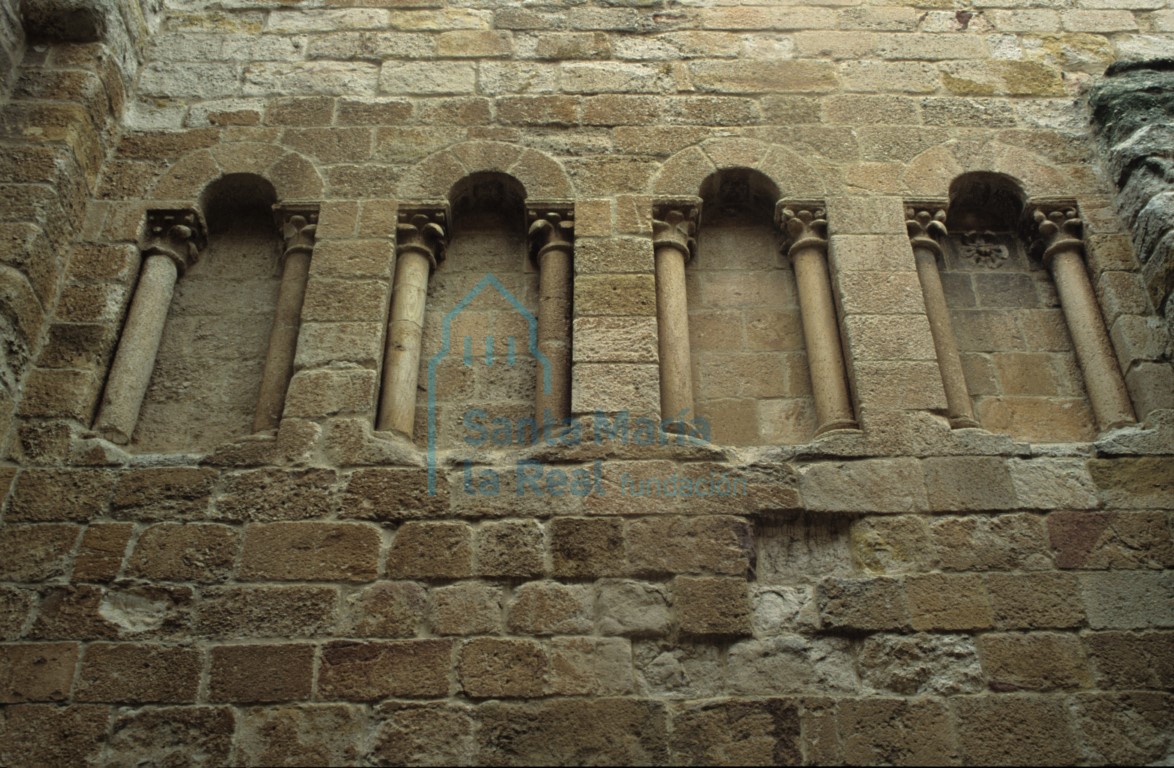 Arcos ciegos en la fachada meridional