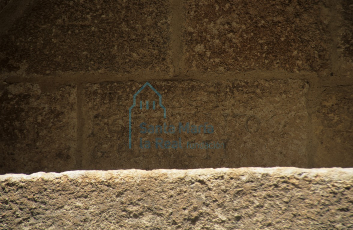 Epitafio de doña Miasol, en un arcosolio de la fachada meridional