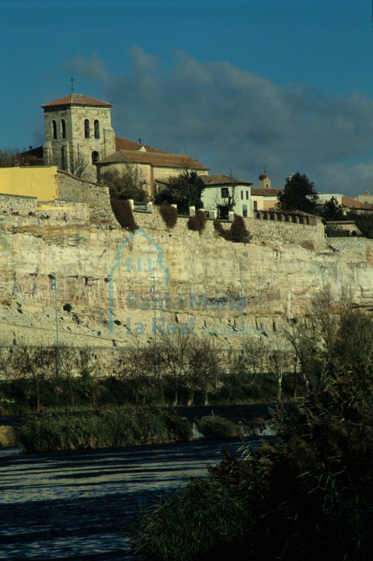 Vista de la iglesia desde el río