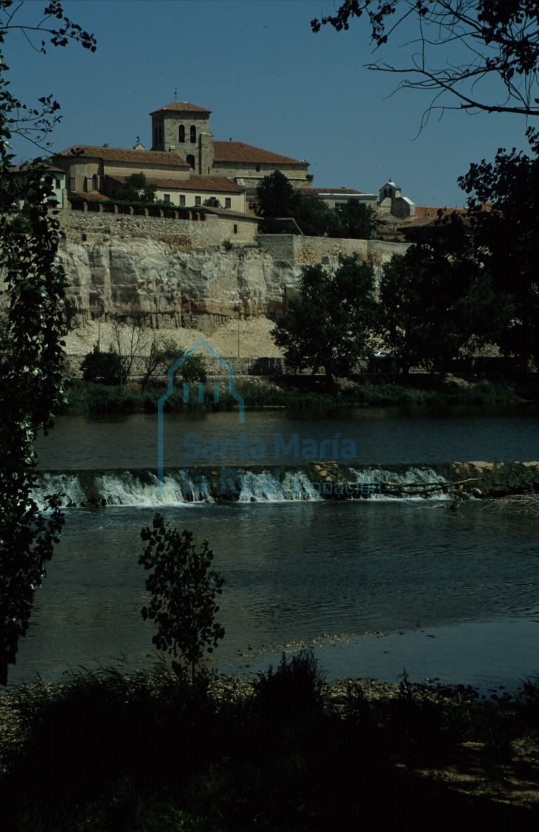 La igla¡esia vista desde el río