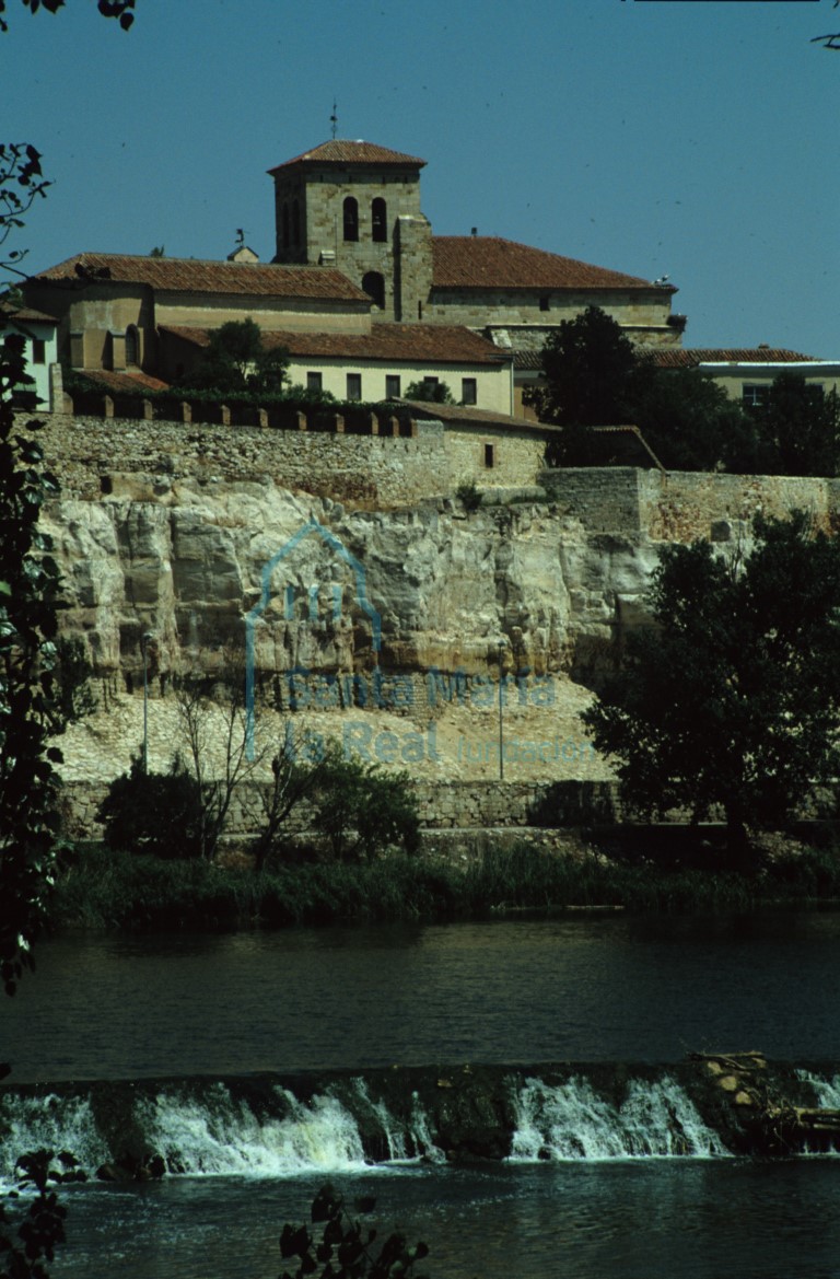 La iglesia vista desde el río