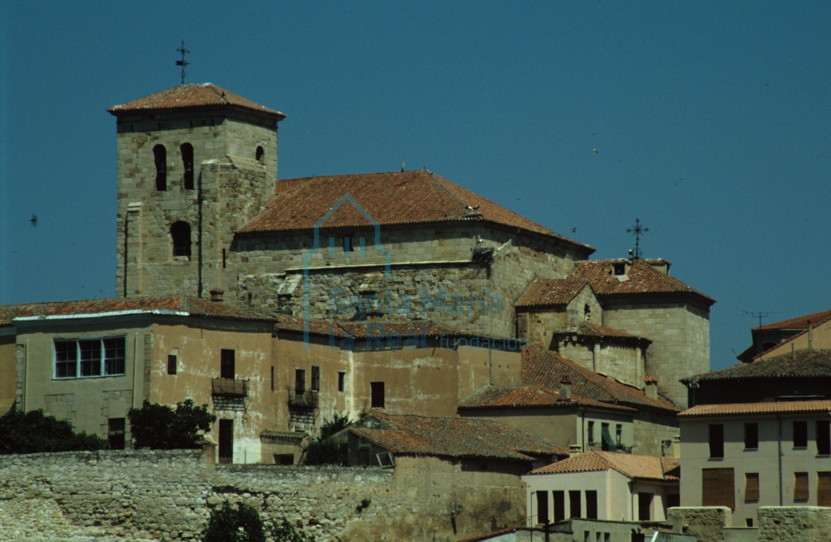 Vista de la iglesia desde el Puente de Piedra