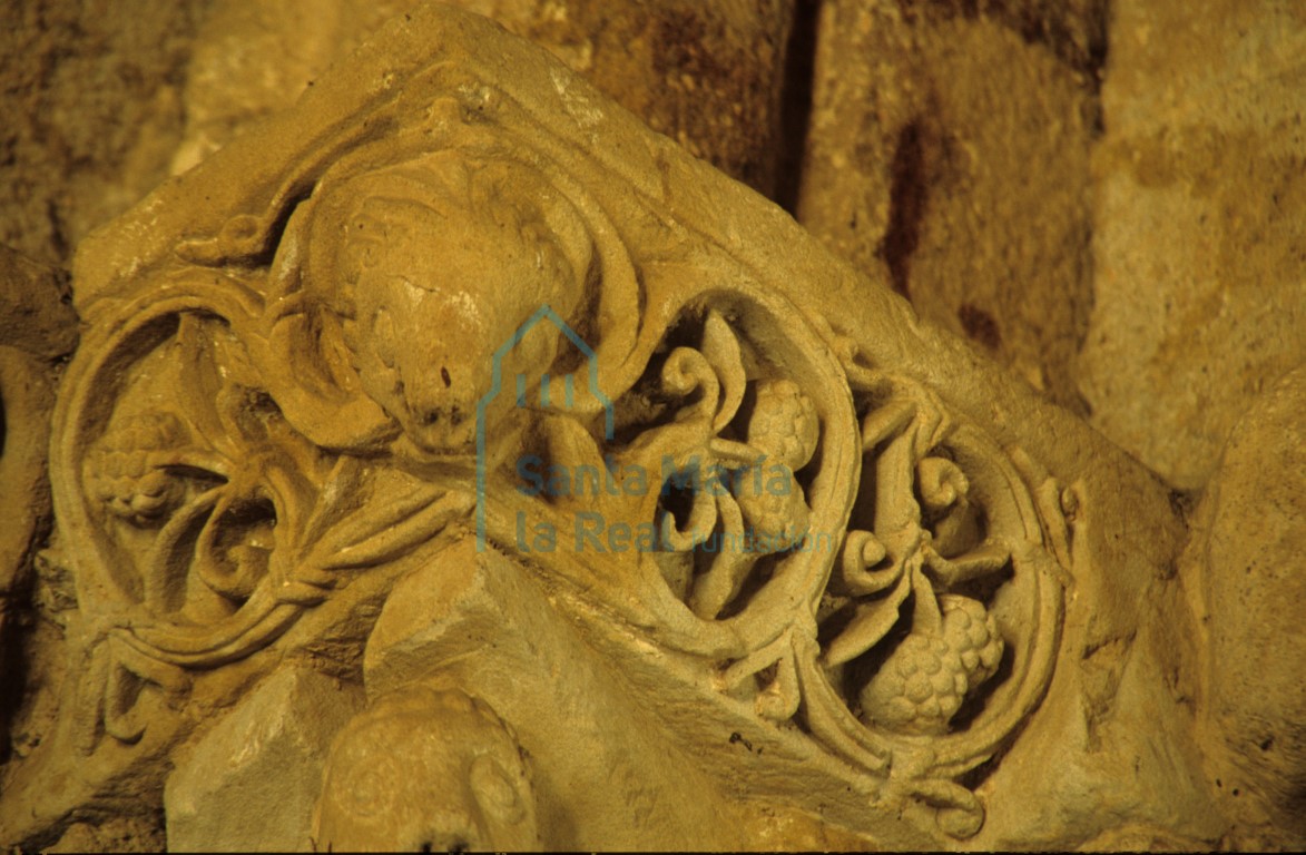 Detalle de un capitel del lado del evangelio del arco triunfal