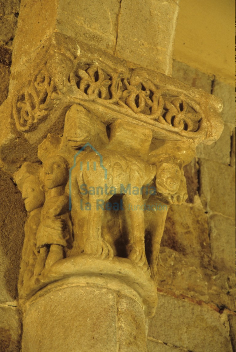 Detalle de un capitel del lado del evangelio del arco triunfal