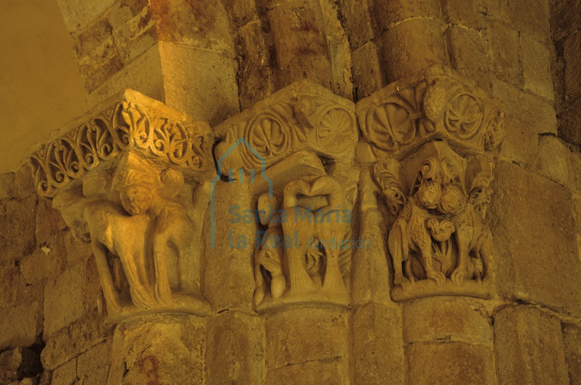 Capiteles del lado de la epístola del arco triunfal Capiteles del lado de la epístola del arco triunfal