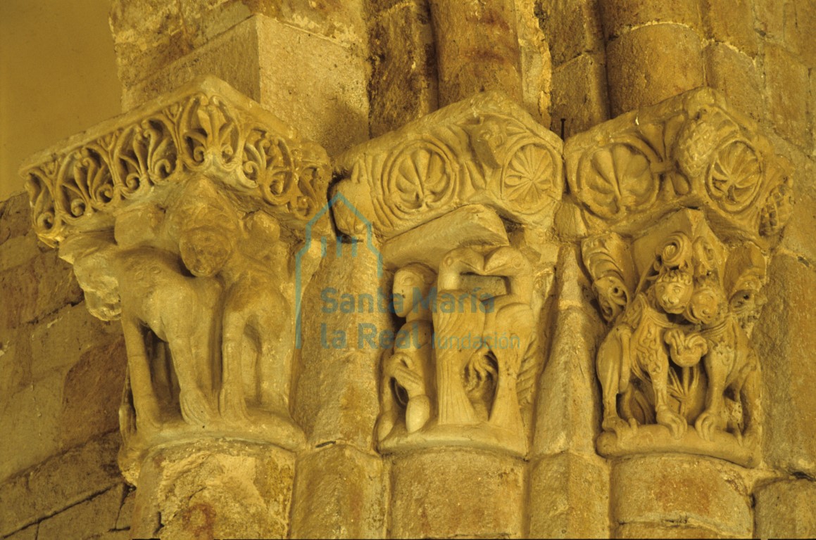 Capiteles del lado de la epístola del arco triunfal