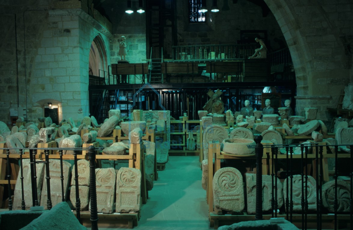 Restos escultóricos almacenados en el interior de la iglesia