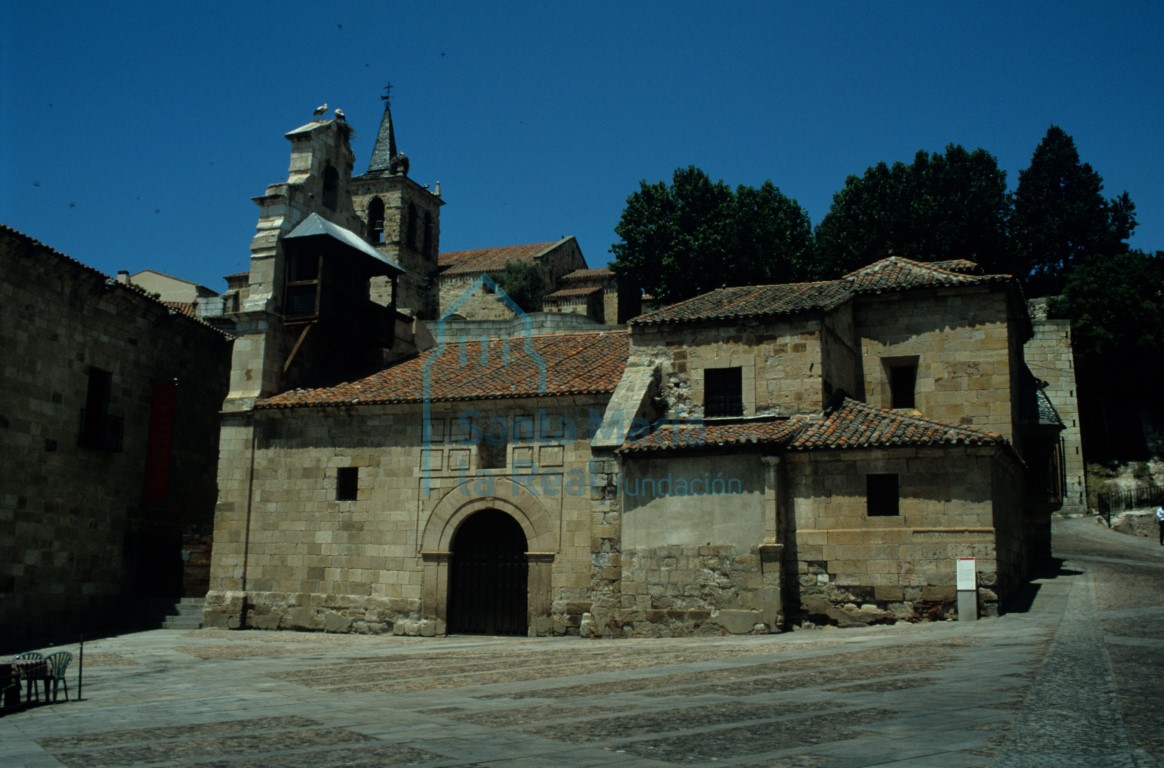 Santa Lucia. Detrás la muralla y al fondo la torre de San Cipriano