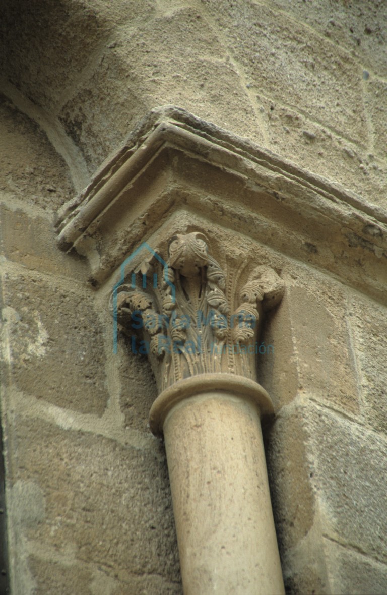 Detalle de un capitel de la ventana absidal