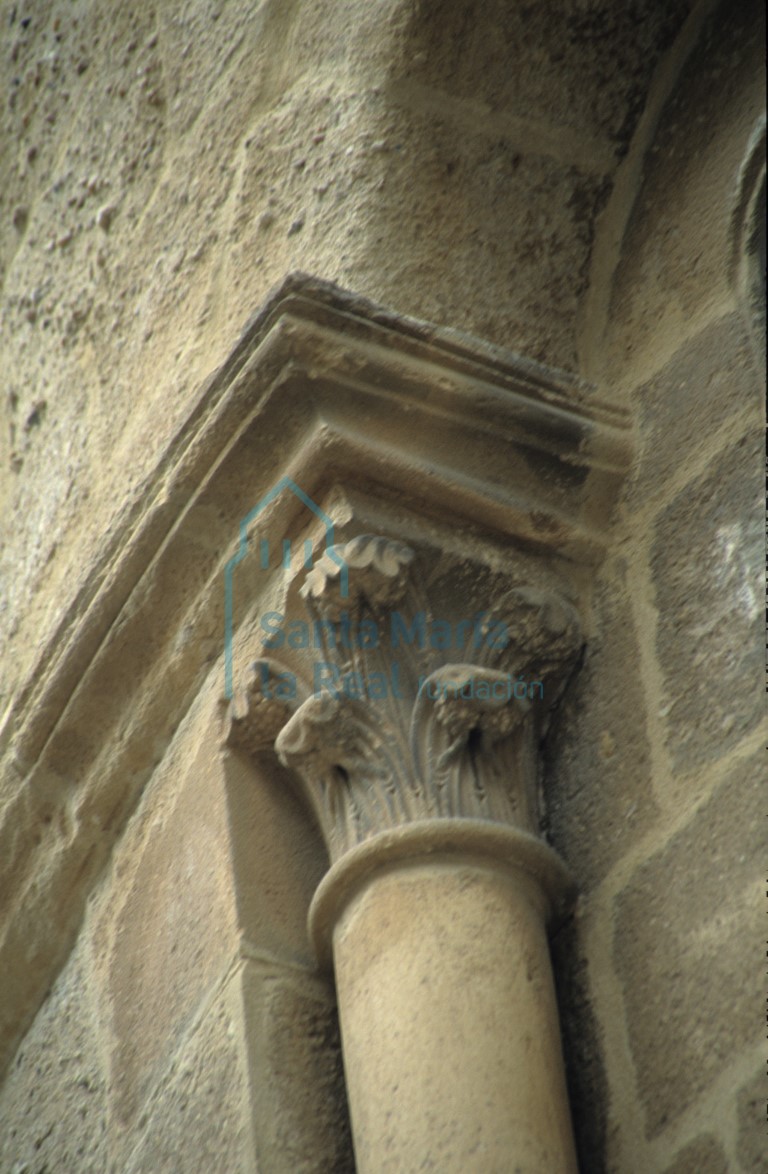 Detalle de un capitel de la ventana absidal