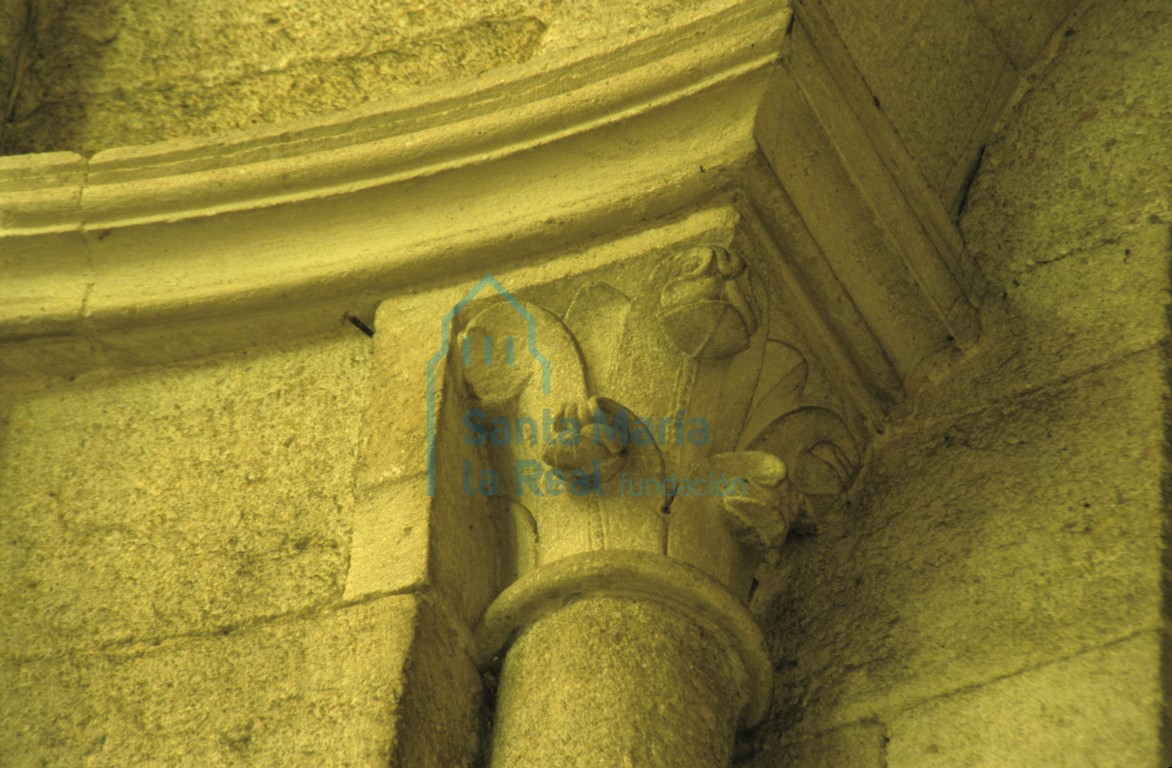Capitel en el ábside