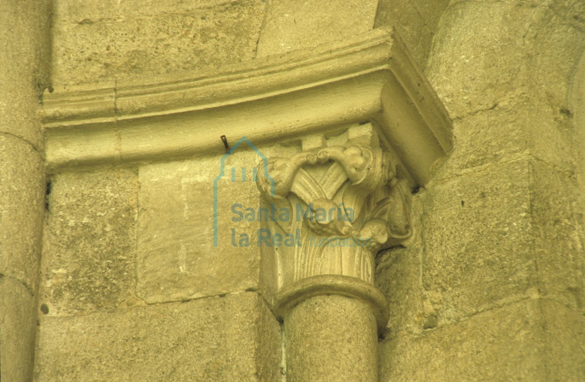 Capitel en el ábside