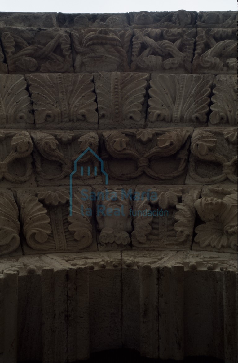 Detalle de las arquivoltas de la portada meridional