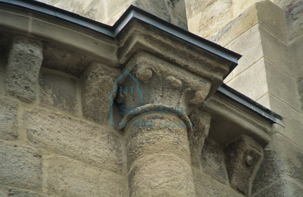 Capitel en el exterior de la cabecera