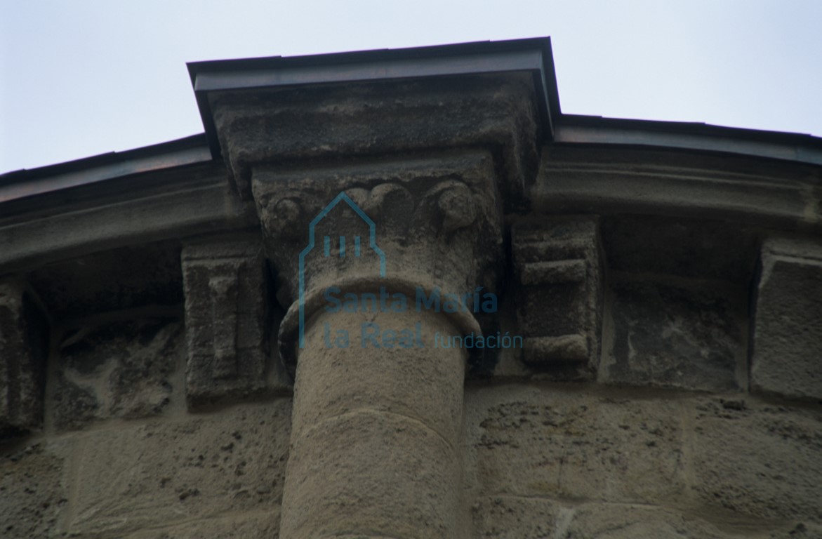 Capitel en el exterior de la cabecera