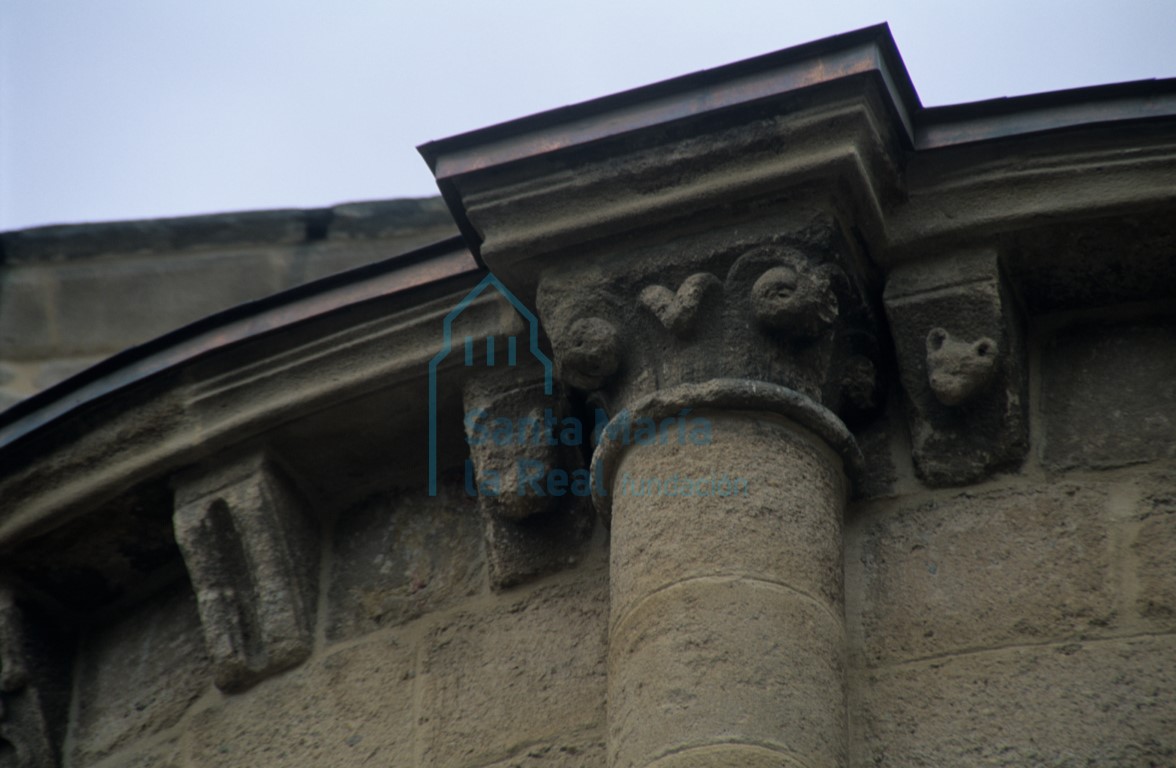 Capitel en el exterior de la cabecera